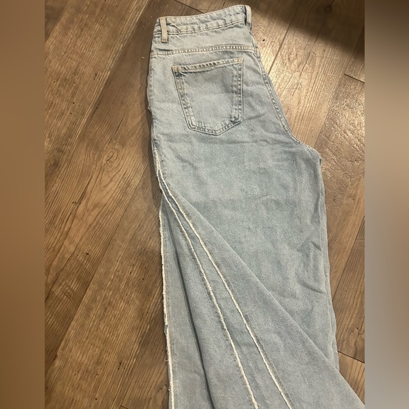 ZARA High Rise Wide Leg Frayed Palazzio Jean
Size 28 ( US 6) Light blue - Picture 6 of 8